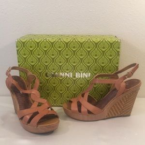 Gianni Bini Leather Wedge Sandal 8.5M Tan